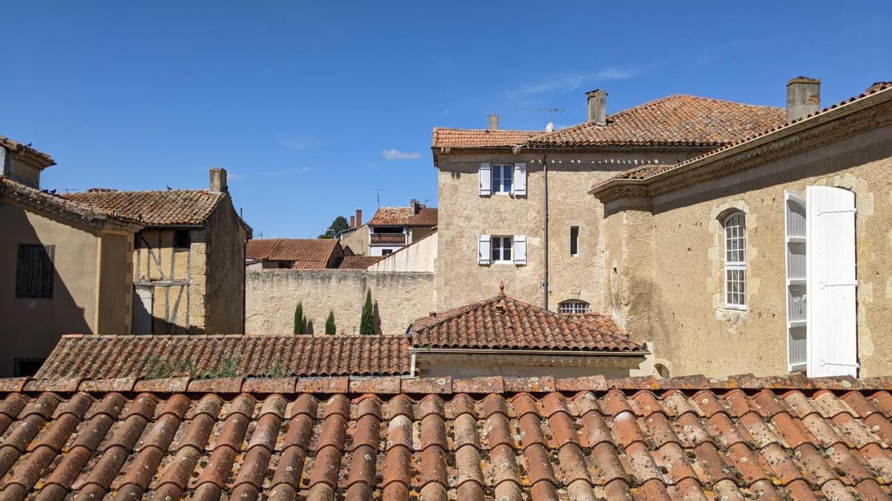 Au Dessus Des Arcades Bed & Breakfast Vic-Fezensac Exterior foto