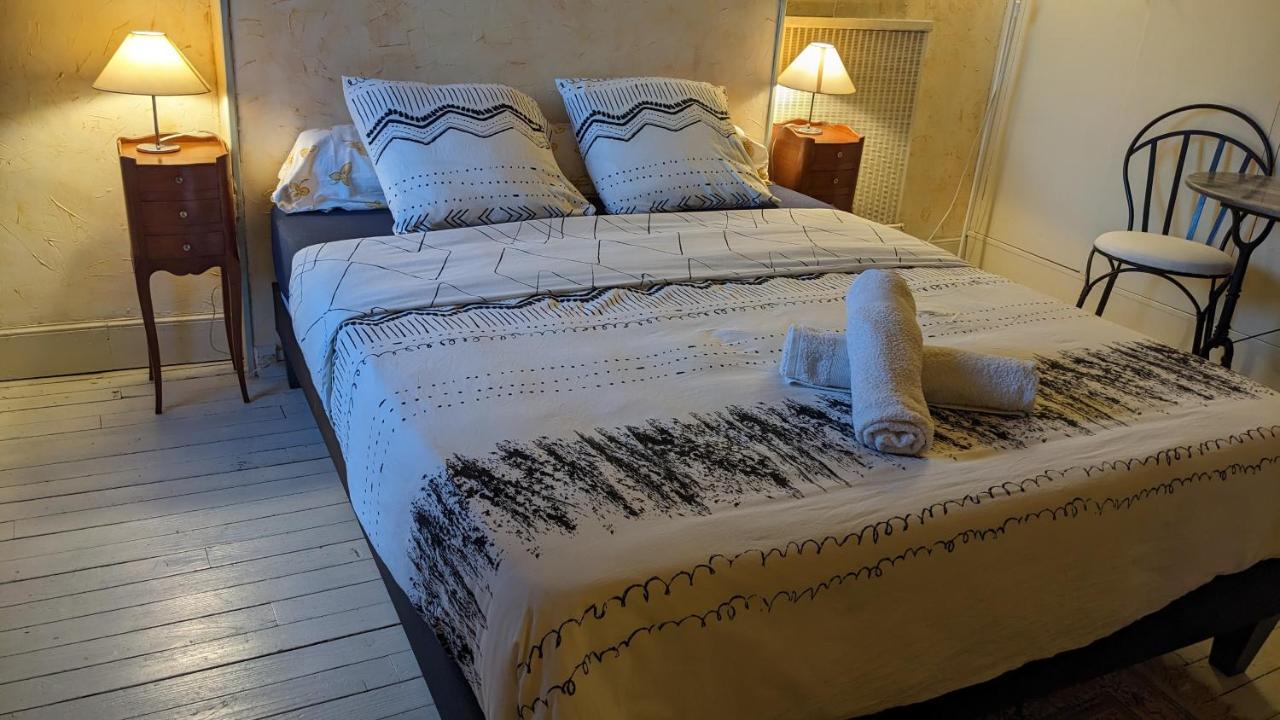 Au Dessus Des Arcades Bed & Breakfast Vic-Fezensac Exterior foto